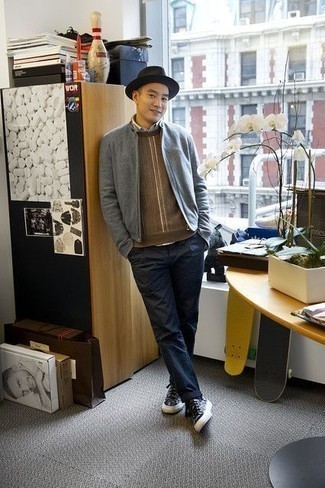 Как носить серый бомбер с черными кожаными низкими кедами мужчине