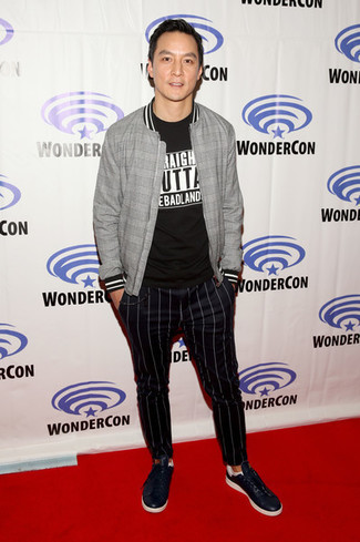 Как носить серый бомбер с черными низкими кедами мужчине