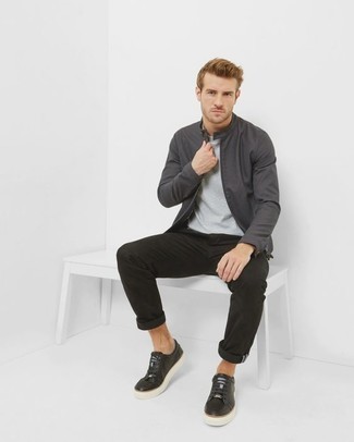 Как носить серый бомбер с черными низкими кедами мужчине