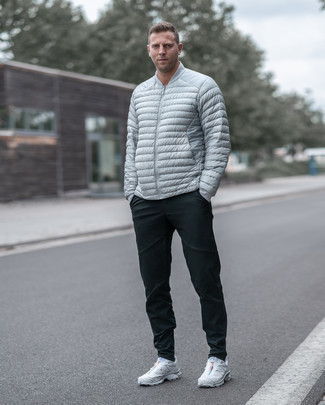 Как носить серый бомбер с черными спортивными штанами мужчине