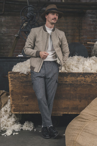 Какие брюки карго носить с серым бомбером