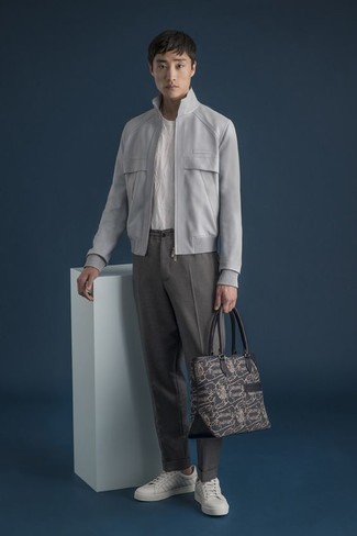 Как носить серый бомбер с темно-серыми брюками чинос