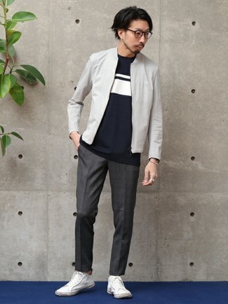 Как носить серый бомбер с темно-серыми брюками чинос в шотландскую клетку