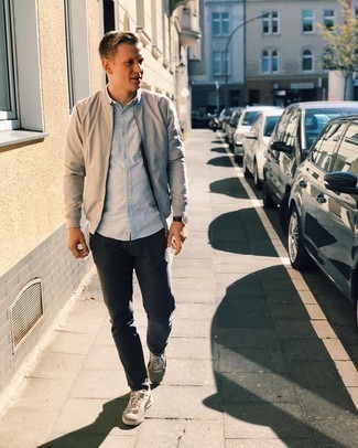 Какие брюки чинос носить с серым бомбером