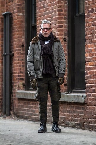 Какие классические рубашки носить с серым бомбером мужчине