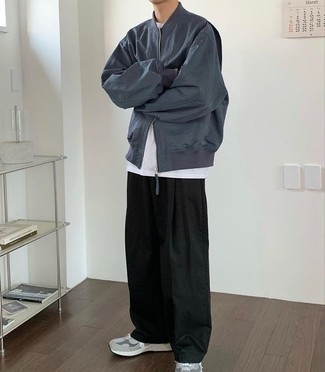 Как носить серый бомбер с серыми кроссовками мужчине