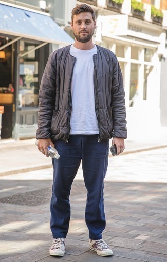 Какие высокие кеды носить с серым бомбером мужчине