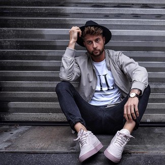 Какие джинсы носить с серым бомбером мужчине