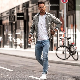Какие джинсы носить с серым бомбером мужчине
