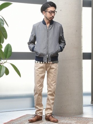 Как носить серый бомбер с светло-коричневыми джинсами мужчине