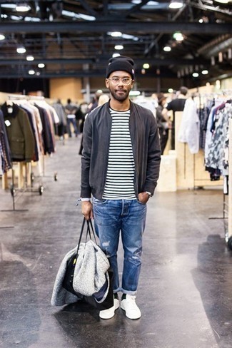 Как носить серый бомбер с темно-синими джинсами мужчине