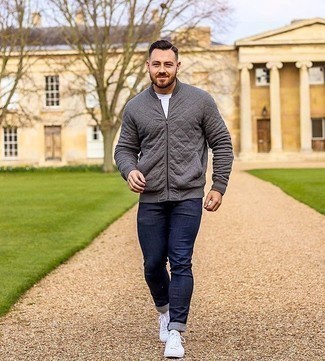 Как носить серый бомбер с темно-синими джинсами мужчине