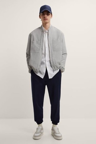 Как носить серый бомбер с темно-синими спортивными штанами мужчине