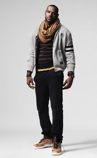 Как носить серый бомбер с светло-коричневыми кожаными высокими кедами мужчине