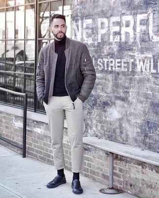 Какие водолазки носить с серым бомбером мужчине