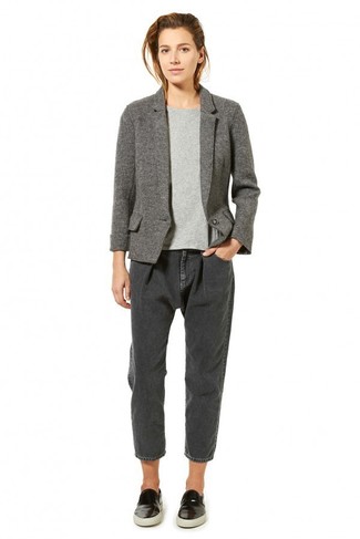 С чем носить серые джинсы-бойфренды