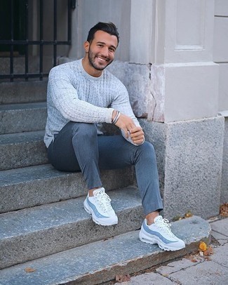Какие кроссовки носить с серым вязаным свитером мужчине