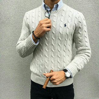 Как носить серый вязаный свитер с черными джинсами мужчине