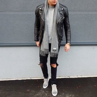 Как носить серый вязаный свитер с черными джинсами мужчине