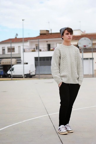 Как носить серый вязаный свитер с черными спортивными штанами мужчине