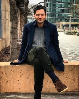 Как носить серый вязаный свитер с коричневыми замшевыми ботинками дезертами