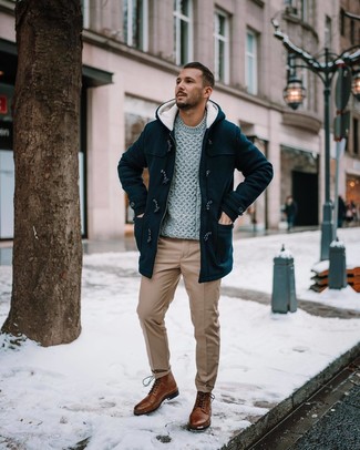 Какие брюки чинос носить с серым вязаным свитером