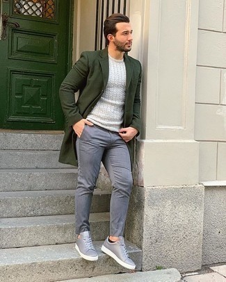 Какие брюки чинос носить с серым вязаным свитером