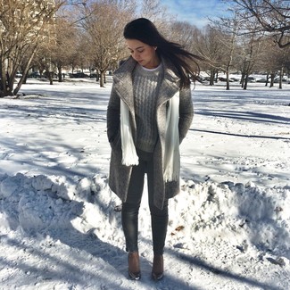 Как носить серый вязаный свитер с серым пальто женщине