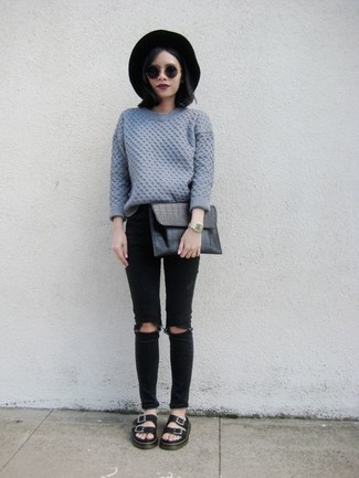 Какие джинсы носить с серым вязаным свитером женщине