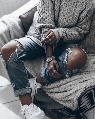 Какие джинсы носить с серым вязаным свитером женщине