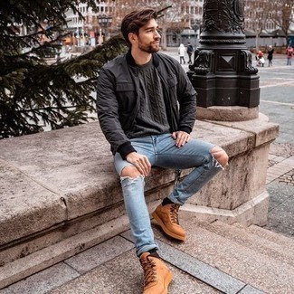 Как носить серый вязаный свитер с голубыми джинсами мужчине