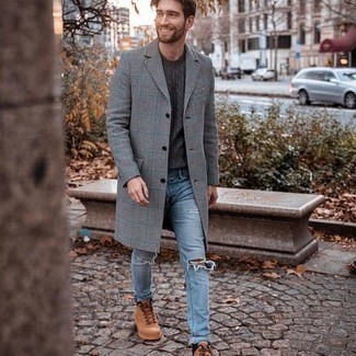 Как носить серый вязаный свитер с голубыми рваными джинсами мужчине