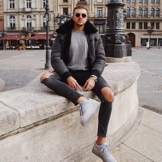 Какие короткие дубленки носить с серым вязаным свитером мужчине