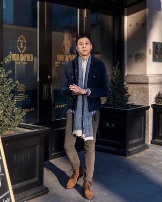 Какие куртки-рубашки носить с серым вязаным свитером мужчине