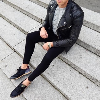 Какие спортивные штаны носить с серым вязаным свитером мужчине