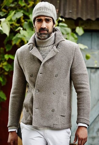 Как носить серый вязаный свитер с белыми джинсами мужчине