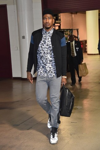 С чем носить серую рубашку с длинным рукавом с камуфляжным принтом мужчине