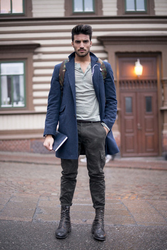 С чем носить серые брюки с камуфляжным принтом мужчине