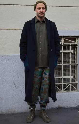 С чем носить серые брюки с камуфляжным принтом мужчине