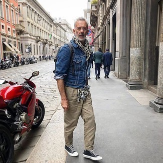 С чем носить серый рюкзак из плотной ткани мужчине