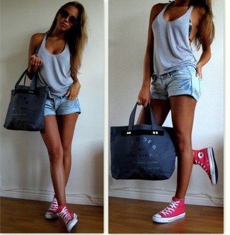 С чем носить серую сумку из плотной ткани женщине