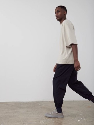 С чем носить серые низкие кеды из плотной ткани мужчине