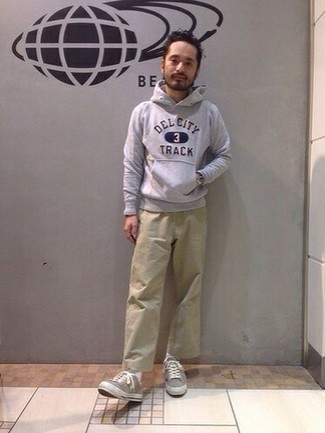 С чем носить серые низкие кеды из плотной ткани мужчине