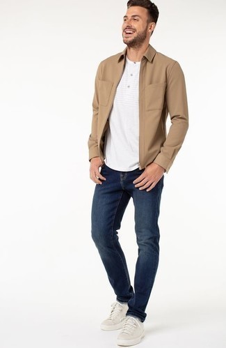 С чем носить серые низкие кеды из плотной ткани мужчине