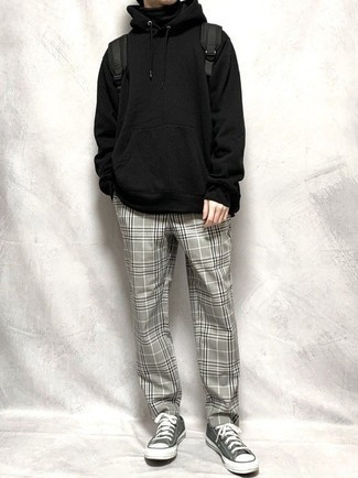 С чем носить серые низкие кеды из плотной ткани мужчине