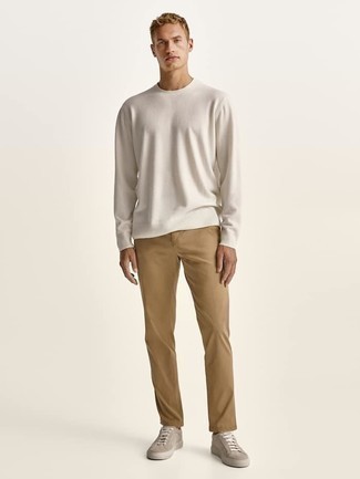 С чем носить серые низкие кеды из плотной ткани мужчине