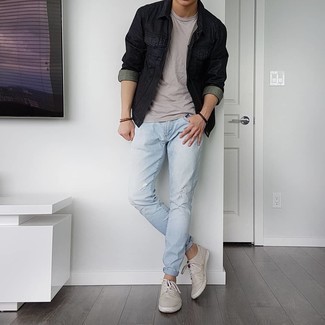 С чем носить серые низкие кеды из плотной ткани мужчине