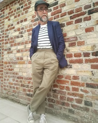 С чем носить серые низкие кеды из плотной ткани мужчине