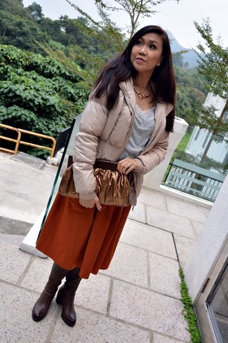 Как носить серый кардиган с бежевой курткой-пуховиком женщине