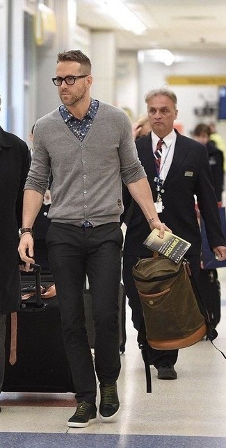 Как носить серый кардиган с черными брюками чинос